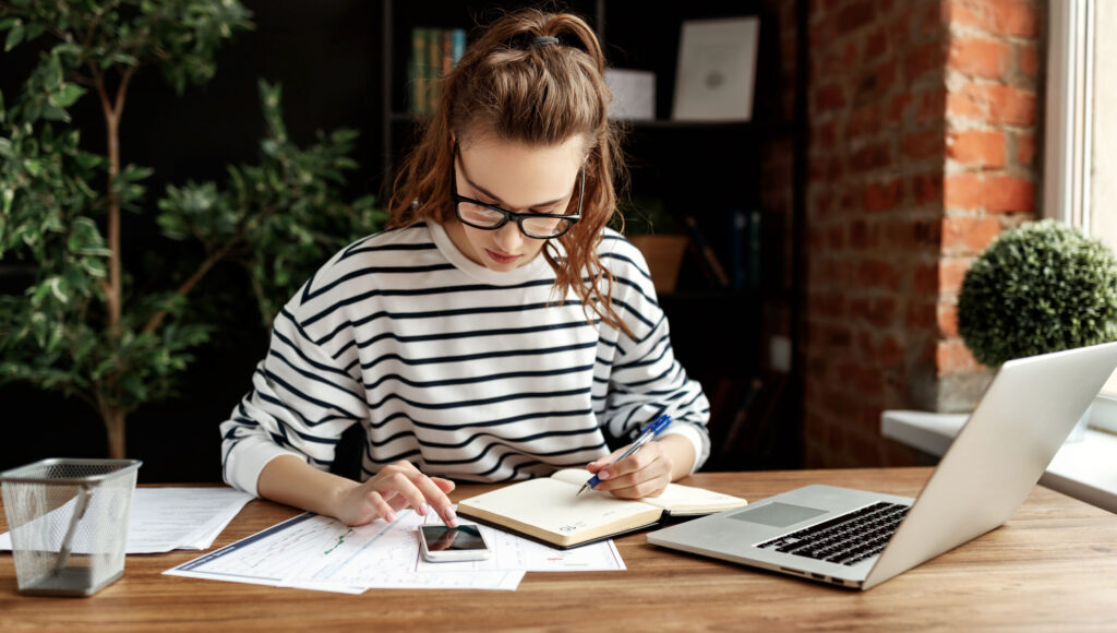 Smart,Young,Female,Entrepreneur,In,Glasses,And,Casual,Clothes,Working